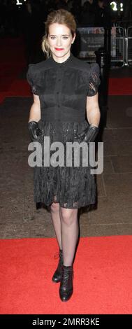 Edith Bowman rispecchia lo stile della sua giovane co-star Chloe Moretz con un occhiolino nero e un abito in pizzo nero sul tappeto rosso per la prima di "Let Me in" tenutasi a Vue West End durante il BFI London Film Festival 54th. "Let Me in" è un film horror drammatico americano basato sul film svedese del 2008 "Let the Right One in". Londra, Regno Unito. 10/14/10. Foto Stock