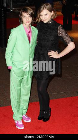 Le teen co-star Kodi Smit-McPhee e Chloe Moretz camminano sul tappeto rosso per la prima di 'Let Me in' tenutasi al Vue West End durante il BFI London Film Festival 54th. "Let Me in" è un film horror drammatico americano basato sul film svedese del 2008 "Let the Right One in". Londra, Regno Unito. 10/14/10. Foto Stock