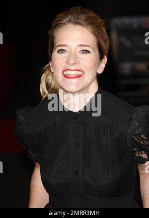 Edith Bowman rispecchia lo stile della sua giovane co-star Chloe Moretz con un occhiolino nero e un abito in pizzo nero sul tappeto rosso per la prima di "Let Me in" tenutasi a Vue West End durante il BFI London Film Festival 54th. "Let Me in" è un film horror drammatico americano basato sul film svedese del 2008 "Let the Right One in". Londra, Regno Unito. 10/14/10. Foto Stock