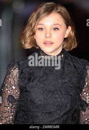 L'attrice di 13 anni Chloe Moretz ha un aspetto molto maturo, con un trucco per gli occhi e un grazioso abito in pizzo nero sul tappeto rosso per la prima di 'Let Me in' tenutasi al Vue West End durante il BFI London Film Festival 54th. "Let Me in" è un film horror drammatico americano basato sul film svedese del 2008 "Let the Right One in". Londra, Regno Unito. 10/14/10. Foto Stock