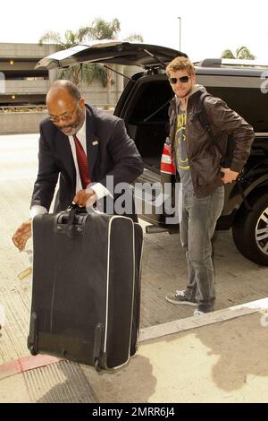 ESCLUSIVO!! L'attore Last Song, Liam Hemsworth, effettua il check-in al LAX per un volo. Los Angeles, California. 3/21/10. . Foto Stock