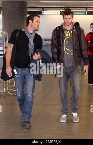 ESCLUSIVO!! L'attore Last Song, Liam Hemsworth, effettua il check-in al LAX per un volo. Los Angeles, California. 3/21/10. . Foto Stock