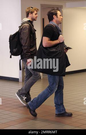 ESCLUSIVO!! L'attore Last Song, Liam Hemsworth, effettua il check-in al LAX per un volo. Los Angeles, California. 3/21/10. . Foto Stock
