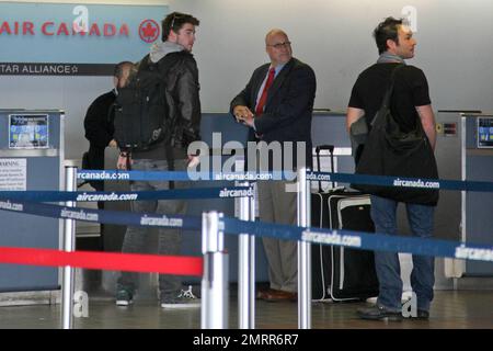 ESCLUSIVO!! L'attore Last Song, Liam Hemsworth, effettua il check-in al LAX per un volo. Los Angeles, California. 3/21/10. . Foto Stock