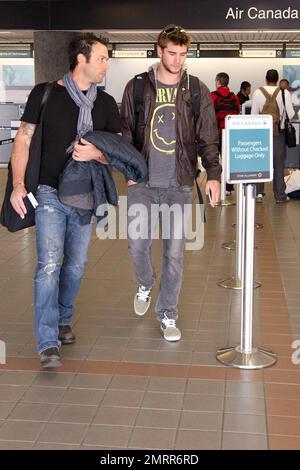 ESCLUSIVO!! L'attore Last Song, Liam Hemsworth, effettua il check-in al LAX per un volo. Los Angeles, California. 3/21/10. . Foto Stock