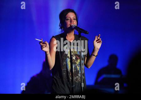 Esclusivo!! Il cantante Lily Allen si esibisce all'Atlantis Theatre come parte del Party Plane di Z100 con OP all'Atlantis. Allen ha cantato i successi del suo nuovo album e ha goduto un bicchiere di vino e una sigaretta sul palco. Attualmente sta lavorando sodo per promuovere il suo nuovo album negli Stati Uniti e ha ammesso di essere disperata per il suo nuovo disco 'IT's Not Me, Sei tu a dare il massimo alle classifiche degli album statunitensi e ha chiesto ai fan di assicurarsi che si spostino dall'attuale slot numero due per diventare il numero uno. Con il titolo 'HELP', Lily ha recentemente scritto sul suo blog MySpace, : 'i've Never Had a No.1 album in Inghilterra, Never Mind the US, A. Foto Stock