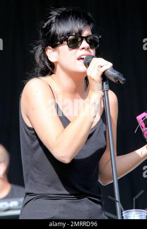 La pop star Lily Allen suona dal vivo al V Fest di Londra, Regno Unito. 8/22/09. Foto Stock