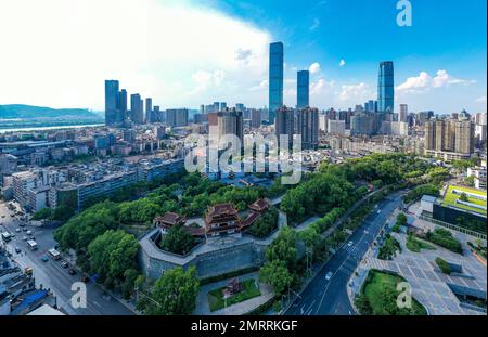 L'antenna changsha sullo sfondo del centro dell'oro, come le antiche mura della città Foto Stock