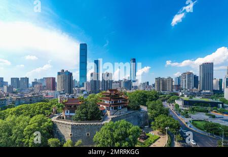 L'antenna changsha sullo sfondo del centro dell'oro, come le antiche mura della città Foto Stock