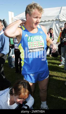 Gordon Ramsay appare prima di correre nella Flora 2009 London Marathon. Londra, Regno Unito. 4/26/09. . Foto Stock