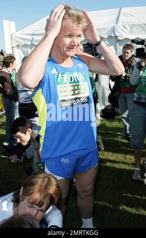 Gordon Ramsay appare prima di correre nella Flora 2009 London Marathon. Londra, Regno Unito. 4/26/09. Foto Stock