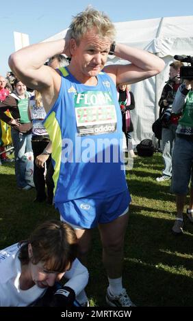 Gordon Ramsay appare prima di correre nella Flora 2009 London Marathon. Londra, Regno Unito. 4/26/09. Foto Stock