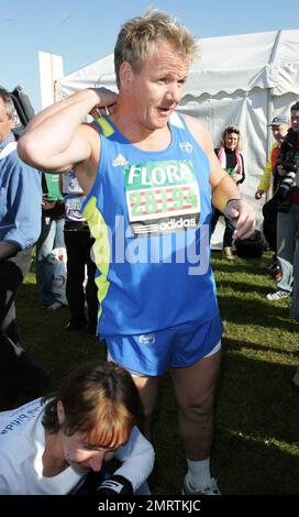 Gordon Ramsay appare prima di correre nella Flora 2009 London Marathon. Londra, Regno Unito. 4/26/09. Foto Stock