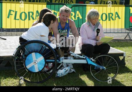 Gordon Ramsay appare prima di correre nella Flora 2009 London Marathon. Londra, Regno Unito. 4/26/09. Foto Stock
