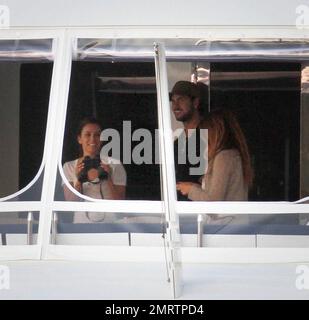 L'attrice americana Eva Longoria e la voce del nuovo amore, la cantante spagnola Eduardo Cruz (fratello di Penelope Cruz), sono state avvistate insieme per la seconda volta in due giorni a bordo dello stesso lussuoso yacht a tre ponti a Miami. Longoria fu vista al tramonto con Cruz che lo portava a turno con un paio di binocoli che osservavano i paparazzi. Lo yacht, decorato con fiori bianchi, era anche lo stesso yacht che Longoria trascorse con il suo allora marito Tony Parker nel maggio 2010 durante i periodi più felici. Miami, FL 2/6/2011. Foto Stock