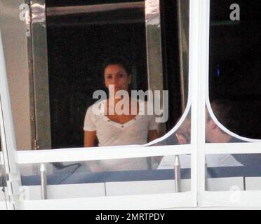 L'attrice americana Eva Longoria e la voce del nuovo amore, la cantante spagnola Eduardo Cruz (fratello di Penelope Cruz), sono state avvistate insieme per la seconda volta in due giorni a bordo dello stesso lussuoso yacht a tre ponti a Miami. Longoria fu vista al tramonto con Cruz che lo portava a turno con un paio di binocoli che osservavano i paparazzi. Lo yacht, decorato con fiori bianchi, era anche lo stesso yacht che Longoria trascorse con il suo allora marito Tony Parker nel maggio 2010 durante i periodi più felici. Miami, FL 2/6/2011. Foto Stock