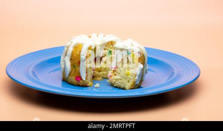 Torta di conetti su piatto blu Foto Stock