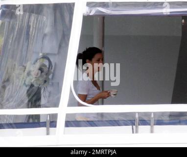 L'attrice americana Eva Longoria e si dice nuovo amore, il cantante spagnolo Eduardo Cruz (fratello di Penelope Cruz), sono stati avvistati insieme per la seconda volta in due giorni a bordo dello stesso lussuoso yacht a tre ponti a Miami . Longoria è stata vista sorseggiando da un teacup con Cruz dietro di lei tenendo un paio di binocoli a controllare i paparazzi. Lo yacht, decorato con fiori bianchi, era anche lo stesso yacht che Longoria trascorse con il suo allora marito Tony Parker nel maggio 2010 durante i periodi più felici. Miami, FL 2/6/2011. Foto Stock