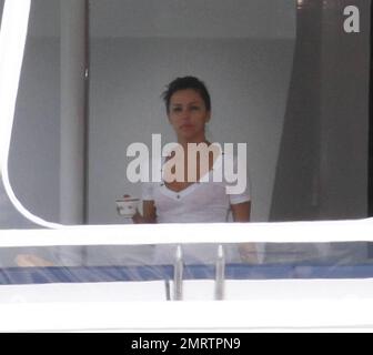 L'attrice americana Eva Longoria e si dice nuovo amore, il cantante spagnolo Eduardo Cruz (fratello di Penelope Cruz), sono stati avvistati insieme per la seconda volta in due giorni a bordo dello stesso lussuoso yacht a tre ponti a Miami . Longoria è stata vista sorseggiando da un teacup con Cruz dietro di lei tenendo un paio di binocoli a controllare i paparazzi. Lo yacht, decorato con fiori bianchi, era anche lo stesso yacht che Longoria trascorse con il suo allora marito Tony Parker nel maggio 2010 durante i periodi più felici. Miami, FL 2/6/2011. Foto Stock