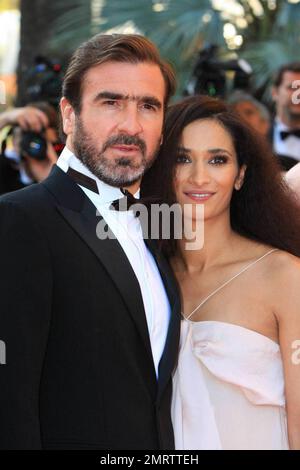 Eric Cantona e la moglie Rachida Brakni sono presenti alla prima edizione di 'Looking for Eric' al Festival di Cannes a Cannes, in Francia. 5/18/09. Foto Stock