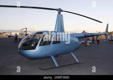 Lorenzo Lamas, Naomi Grossman e Kato Kaelin a Lorenzo Lamas hanno lanciato la sua attività di escursioni in elicottero, “Elite Helicopter Tours”, presso l’aeroporto Van Nuys di Los Angeles, CA. Giugno 13, 2014. Foto Stock