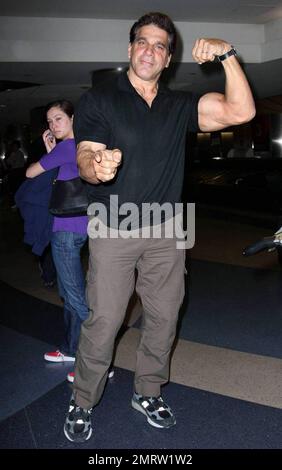 Esclusivo!! L'attore Lou Ferrigno, meglio conosciuto per il suo ruolo di 'The Incredible Hulk', arriva alla LAX. L'ex MR. Universe, ora 57 anni, mostrò i suoi bicipiti ancora molto impressionanti. Los Angeles, California. 4/19/09. Foto Stock