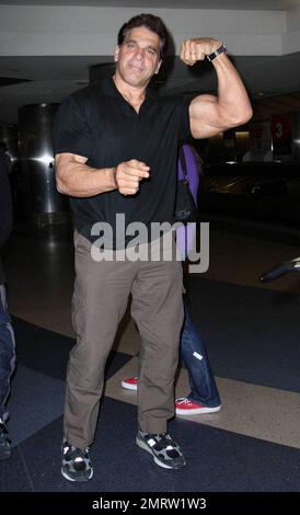 Esclusivo!! L'attore Lou Ferrigno, meglio conosciuto per il suo ruolo di 'The Incredible Hulk', arriva alla LAX. L'ex MR. Universe, ora 57 anni, mostrò i suoi bicipiti ancora molto impressionanti. Los Angeles, California. 4/19/09. Foto Stock
