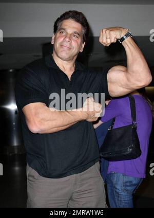 Esclusivo!! L'attore Lou Ferrigno, meglio conosciuto per il suo ruolo di 'The Incredible Hulk', arriva alla LAX. L'ex MR. Universe, ora 57 anni, mostrò i suoi bicipiti ancora molto impressionanti. Los Angeles, California. 4/19/09. . Foto Stock