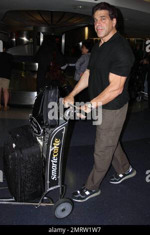 Esclusivo!! L'attore Lou Ferrigno, meglio conosciuto per il suo ruolo di 'The Incredible Hulk', arriva alla LAX. L'ex MR. Universe, ora 57 anni, mostrò i suoi bicipiti ancora molto impressionanti. Los Angeles, California. 4/19/09. Foto Stock