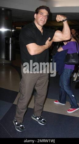 Esclusivo!! L'attore Lou Ferrigno, meglio conosciuto per il suo ruolo di 'The Incredible Hulk', arriva alla LAX. L'ex MR. Universe, ora 57 anni, mostrò i suoi bicipiti ancora molto impressionanti. Los Angeles, California. 4/19/09. . Foto Stock