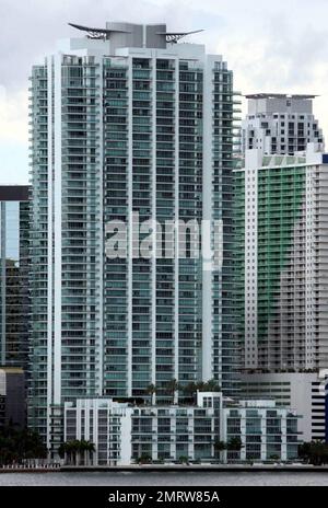 L'uomo delle tasse viene! E 'riferito che il cantante latino e cuore pulsante Luis Miguel deve $ $132.895 in tasse di proprietà sul suo Jade attico condominio su Brickell Bay Drive a Miami per due anni: 2006 e 2007. Luis acquistò la sua unità attico per $2 milioni di dollari nel settembre 2004. Jade ospita una vasta gamma di star dello sport, star del cinema e celebrità latino-americane, tra cui Miguel e Matty Manterola. Foto Stock