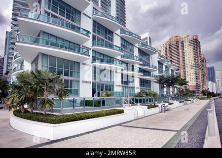 L'uomo delle tasse viene! E 'riferito che il cantante latino e cuore pulsante Luis Miguel deve $ $132.895 in tasse di proprietà sul suo Jade attico condominio su Brickell Bay Drive a Miami per due anni: 2006 e 2007. Luis acquistò la sua unità attico per $2 milioni di dollari nel settembre 2004. Jade ospita una vasta gamma di star dello sport, star del cinema e celebrità latino-americane, tra cui Miguel e Matty Manterola. Foto Stock