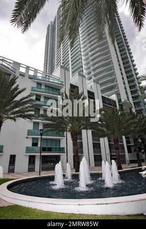 L'uomo delle tasse viene! E 'riferito che il cantante latino e cuore pulsante Luis Miguel deve $ $132.895 in tasse di proprietà sul suo Jade attico condominio su Brickell Bay Drive a Miami per due anni: 2006 e 2007. Luis acquistò la sua unità attico per $2 milioni di dollari nel settembre 2004. Jade ospita una vasta gamma di star dello sport, star del cinema e celebrità latino-americane, tra cui Miguel e Matty Manterola. Foto Stock