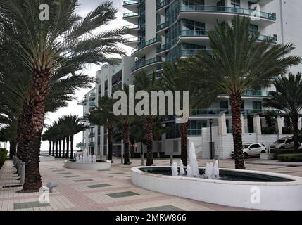 L'uomo delle tasse viene! E 'riferito che il cantante latino e cuore pulsante Luis Miguel deve $ $132.895 in tasse di proprietà sul suo Jade attico condominio su Brickell Bay Drive a Miami per due anni: 2006 e 2007. Luis acquistò la sua unità attico per $2 milioni di dollari nel settembre 2004. Jade ospita una vasta gamma di star dello sport, star del cinema e celebrità latino-americane, tra cui Miguel e Matty Manterola. Foto Stock