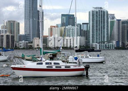 L'uomo di tassa di mthe viene! E 'riferito che il cantante latino e cuore pulsante Luis Miguel deve $ $132.895 in tasse di proprietà sul suo Jade attico condominio su Brickell Bay Drive a Miami per due anni: 2006 e 2007. Luis acquistò la sua unità attico per $2 milioni di dollari nel settembre 2004. Jade ospita una vasta gamma di star dello sport, star del cinema e celebrità latino-americane, tra cui Miguel e Matty Manterola. Foto Stock