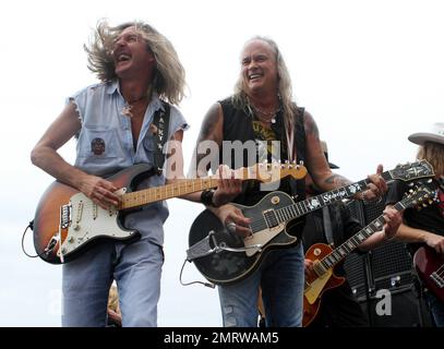 Mark Matejka (L) e Rickey Medlocke di Lynyrd Skynyrd si esibiscono in concerto prima dell'inizio della NASCAR AdvoCare 500 all'Atlanta Motor Speedway di Hampton, GA. 4th settembre 2011. Foto Stock