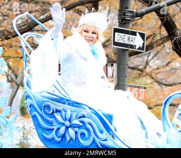 In quello che sembra essere un costume della regina del ghiaccio, Joan Rivers corre su un galleggiante durante la parata annuale del giorno del Ringraziamento di Macy 84th. La parata, iniziata alla 77th Street e a Central Park West e che viaggia verso sud, terminando alla 34th Street e alla 7th Avenue, ha caratterizzato i suoi famosi palloncini giganti tra cui Kung fu Panda, Sponge Bob Square Pants e Shrek, carri, gruppi di esibizioni e apparizioni di stelle tra cui Jessica Simpson e Kanye West. New York, NY. 11/25/10. Foto Stock