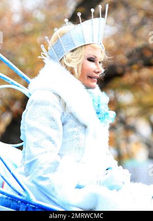 In quello che sembra essere un costume della regina del ghiaccio, Joan Rivers corre su un galleggiante durante la parata annuale del giorno del Ringraziamento di Macy 84th. La parata, iniziata alla 77th Street e a Central Park West e che viaggia verso sud, terminando alla 34th Street e alla 7th Avenue, ha caratterizzato i suoi famosi palloncini giganti tra cui Kung fu Panda, Sponge Bob Square Pants e Shrek, carri, gruppi di esibizioni e apparizioni di stelle tra cui Jessica Simpson e Kanye West. New York, NY. 11/25/10. Foto Stock