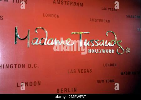 Il museo delle cere di Madame Tussaud organizza una cerimonia di taglio del nastro per la grande apertura della sua nuova location a Hollywood. Il museo ospita statue di cera di alcune delle più grandi star e musicisti di Hollywood di tutti i tempi, tra cui personaggi famosi come Britney Spears, Beyonce Knowles, Jennifer Lopez, Brad Pitt, Angelina Jolie, Justin Timberlake, Halle Berry e Shakira. Il museo include anche leggende sportive come David Beckham, Kobe Bryant, Tiger Woods e Lance Armstrong. Il sindaco di Los Angeles Antonio Villaraigosa ha officiato alla cerimonia del taglio del nastro. Los Angeles, California. 7/21/09. . Foto Stock