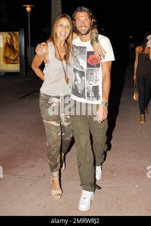 ESCLUSIVO!! Il calciatore italiano Paolo Maldini e la moglie Adriana Maldini posano felicemente per i fotografi mentre fuori per una serata con il compagno di calciatore Alessandro Nesta e sua moglie Gabriela Pagnozzi su Lincoln Rd. Miami Beach, Florida. 07/09/10. . Foto Stock