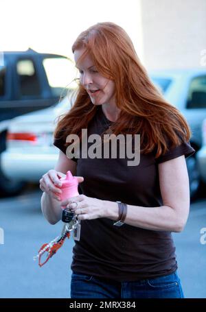 Esclusivo!! Marcia Cross, la stella delle "Desperate Housewives", e una delle sue ragazze gemelle, fanno una passeggiata a Los Angeles, California. 8/7/08. Foto Stock