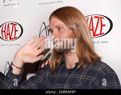 James Valentine di Maroon 5 si pone per i fotografi all'Haze Nightclub di aria prima della loro performance al club. La band vincitrice del Grammy Award si prepara per il loro ultimo tour europeo a supportare il loro ultimo album Hands in tutto il mondo. Las Vegas, Nevada. 01/08/11. Foto Stock