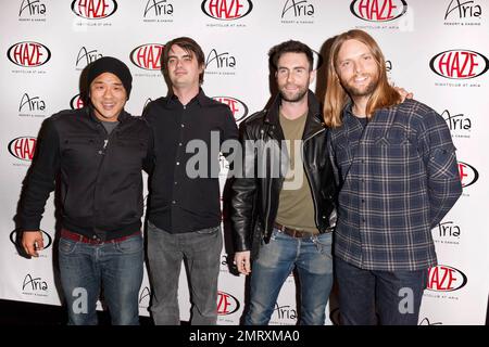 Gene Hong, Sam Farrar, Adam Levine e James Valentine di Maroon 5 posano per i fotografi all'Haze Nightclub all'aria prima della loro performance al club. La band vincitrice del Grammy Award si prepara per il loro ultimo tour europeo a supportare il loro ultimo album Hands in tutto il mondo. Las Vegas, Nevada. 01/08/11. Foto Stock