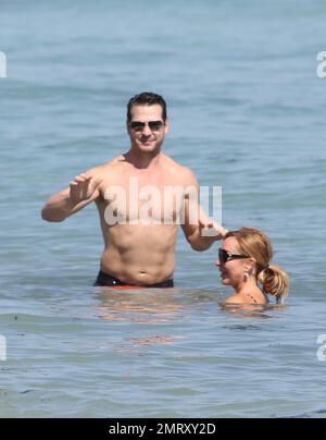 Marysol Patton, la star delle “Real Housewives of Miami”, è avvistata frolicciando nell’oceano con il suo nuovo ragazzo. L’età di 47 anni è vista indossando un bikini con cornetto blu, mentre lei cavalca il suo nuovo beau, al quale si dice fosse associata da Patti Stanger di “The Millionaire Matchmaker” I rapporti indicano che Marysol ha girato il mese scorso "Millionaire Matchmaker" per Bravo e che la co-star Alexia & Reza la ha aiutata a scegliere una partita. Sembra che il tipo hunky che Patti ha scelto per Patton sta funzionando fuori fino a che la nuova coppia goda un certo divertimento caldo sotto il sole a Miami Beach, FL. Novem Foto Stock
