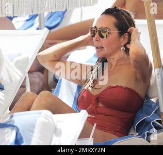 Marysol Patton, la stella delle "Real Housewives of Miami", e un amico di sesso maschile, amano la spiaggia e l'oceano. Miami Beach, Florida. 28th maggio 2012. Foto Stock