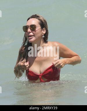 Marysol Patton, la stella delle "Real Housewives of Miami", e un amico di sesso maschile, amano la spiaggia e l'oceano. Miami Beach, Florida. 28th maggio 2012. Foto Stock