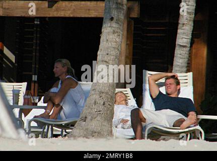 Esclusiva!! L'attore Matt Damon porta la sua famiglia in vacanza per il weekend di San Valentino in un resort esclusivo nei Caraibi. Damon ha preso il tempo per giocare con la figlia Alexia e Isabella mentre la moglie Luciana ha tenuto il bambino Gia Zavala all'ombra. Anche Damon, che lavora sodo, ha preso il via mentre si prendisole il sole e si gustava qualche cocktail. Il divertimento della famiglia è stato messo alla fine con una tempesta di sorpresa che ha mandato lui e la famiglia a correre di nuovo al loro hotel coperto di asciugamani per nascondersi dalla pioggia. Caraibi. 2/15/09. Foto Stock