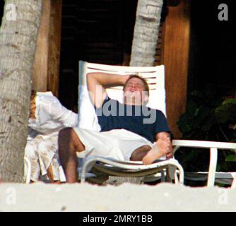 Esclusiva!! L'attore Matt Damon porta la sua famiglia in vacanza per il weekend di San Valentino in un resort esclusivo nei Caraibi. Damon ha preso il tempo per giocare con la figlia Alexia e Isabella mentre la moglie Luciana ha tenuto il bambino Gia Zavala all'ombra. Anche Damon, che lavora sodo, ha preso il via mentre si prendisole il sole e si gustava qualche cocktail. Il divertimento della famiglia è stato messo alla fine con una tempesta di sorpresa che ha mandato lui e la famiglia a correre di nuovo al loro hotel coperto di asciugamani per nascondersi dalla pioggia. Caraibi. 2/15/09. Foto Stock