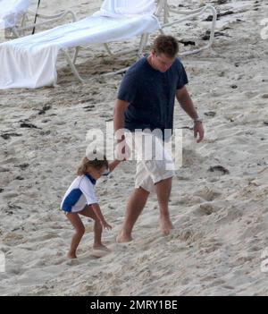 Esclusiva!! L'attore Matt Damon porta la sua famiglia in vacanza per il weekend di San Valentino in un resort esclusivo nei Caraibi. Damon ha preso il tempo per giocare con la figlia Alexia e Isabella mentre la moglie Luciana ha tenuto il bambino Gia Zavala all'ombra. Anche Damon, che lavora sodo, ha preso il via mentre si prendisole il sole e si gustava qualche cocktail. Il divertimento della famiglia è stato messo alla fine con una tempesta di sorpresa che ha mandato lui e la famiglia a correre di nuovo al loro hotel coperto di asciugamani per nascondersi dalla pioggia. Caraibi. 2/15/09. Foto Stock