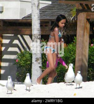 Esclusiva!! L'attore Matt Damon porta la sua famiglia in vacanza per il weekend di San Valentino in un resort esclusivo nei Caraibi. Damon ha preso il tempo per giocare con la figlia Alexia e Isabella mentre la moglie Luciana ha tenuto il bambino Gia Zavala all'ombra. Anche Damon, che lavora sodo, ha preso il via mentre si prendisole il sole e si gustava qualche cocktail. Il divertimento della famiglia è stato messo alla fine con una tempesta di sorpresa che ha mandato lui e la famiglia a correre di nuovo al loro hotel coperto di asciugamani per nascondersi dalla pioggia. Caraibi. 2/15/09. Foto Stock
